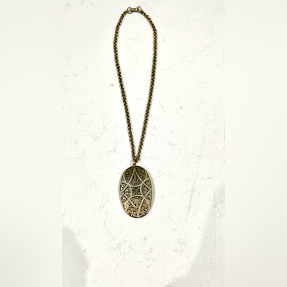 Vintage KINGLY QUEENLY Historical Spanish DAMASCENE Large Metal Pendant Necklace - Picture 9 of 10